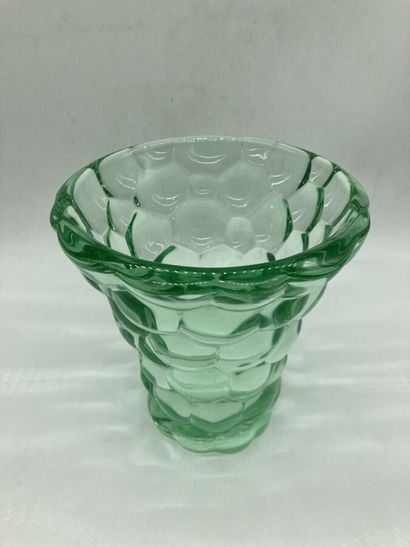null d'AVESN. Vase en verre teinté. H. 18 cm.