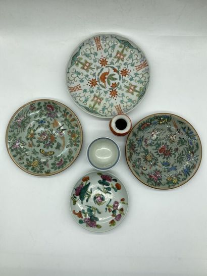 null CHINE-JAPON. 6 céramiques : deux assiettes céladon, coupe, coupelle, vase miniature...