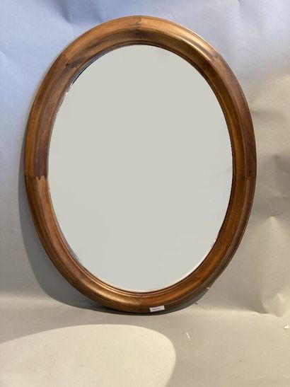 null Miroir ovale en bois naturel mouluré. 

76 x 60 cm.