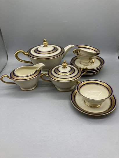 null Porcelaine de Saxe, Partie de service à thé à décor de frises dorées et bleues,...