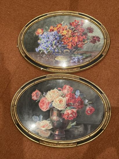 null École moderne, Bouquet de rose et bouquet composé. 

2 aquarelles ovales. 

36...