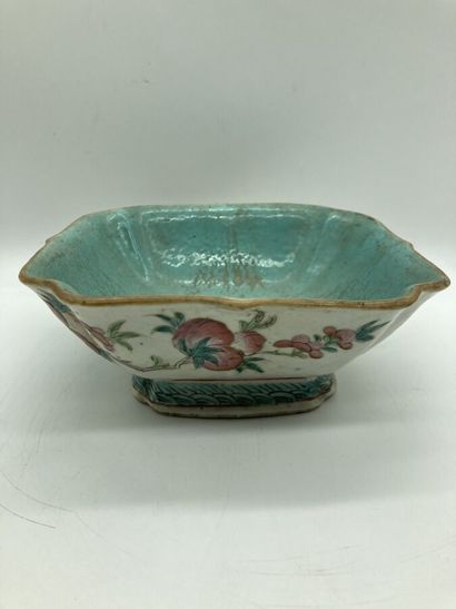 null Coupe porcelaine Chine. usures. 7,5 x 19 cm.