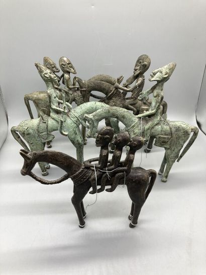 null Cinq sculptures en bronze figurant des cavaliers. Afrique.

H max: 28cm