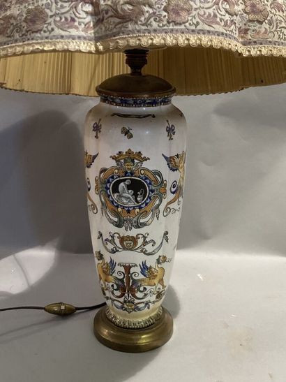 null Gien ? Vase en faïence fine à décor polychrome monté en lampe, électrifiée.

H :...