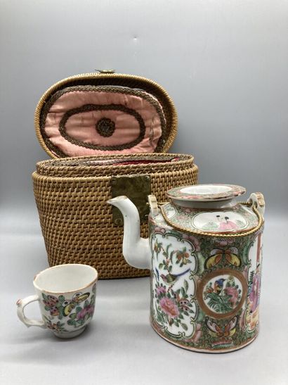 null Canton, Verseuse et tasse à décor polychrome de scènes de palais. Dans sa vannerie...