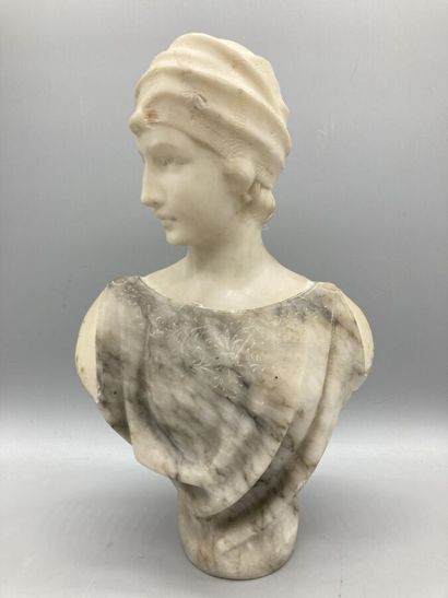 null D'après Pugi, Femme au turban. 

Sculpture en marbre de 2 tons. 

H : 32 cM...
