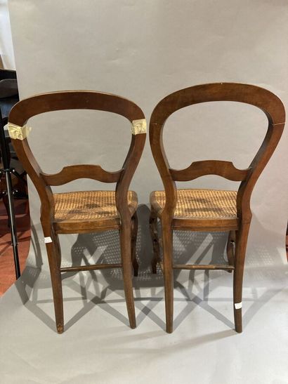 null Deux chaises en bois naturel mouluré, assise à fond de canne. 

XIXème siècle,...