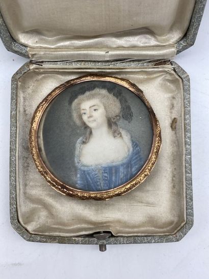 null Ecole française XVIIIe. Portrait de dame de qualité. Miniature dans un couvercle...