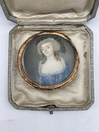 null Ecole française XVIIIe. Portrait de dame de qualité. Miniature dans un couvercle...