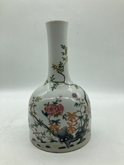 null CHINE. Vase en porcelaine à décor polychrome de branchages fleuris. H. 22 cm....
