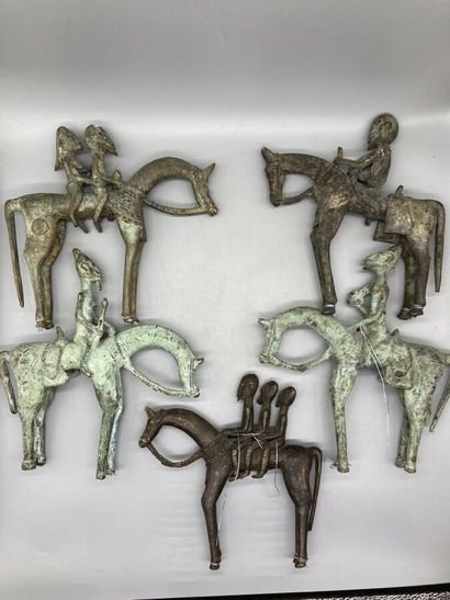null Cinq sculptures en bronze figurant des cavaliers. Afrique.

H max: 28cm