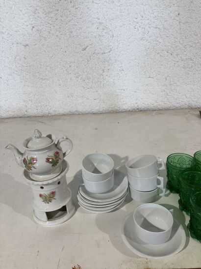 null Un lot comprenant 7 gobelets en verre pressé moulé vert, 6 tasses à thé en porcelaine...