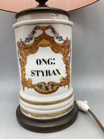 null Pot à pharmacie en porcelaine à décor légendé "ONG: ES STYRAX" souligné d'un...