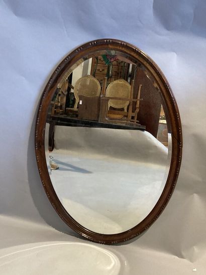 null Miroir ovale en bois naturel à décor sculpté de frises. 

58 x 83 cm. 

Acc...