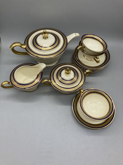 null Porcelaine de Saxe, Partie de service à thé à décor de frises dorées et bleues,...