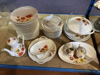 null Limoges, Service de table en porcelaine à décor floral comprenant 24 assiettes...