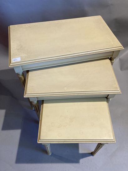 null 3 éléments de table gigogne en bois laqué. 

Style Louis XVI. 

Dimensions maximums :...