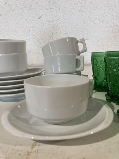 null Un lot comprenant 7 gobelets en verre pressé moulé vert, 6 tasses à thé en porcelaine...