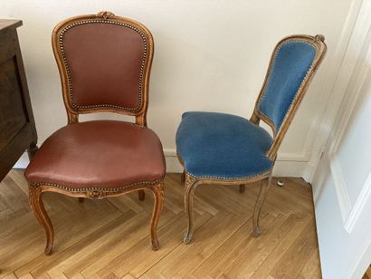 null Deux chaises en bois naturel à décor mouluré et sculpté de fleurettes. 

Style...
