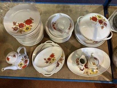 null Limoges, Service de table en porcelaine à décor floral comprenant 24 assiettes...
