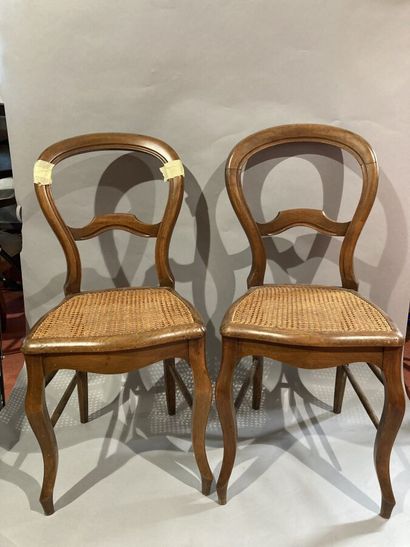 null Deux chaises en bois naturel mouluré, assise à fond de canne. 

XIXème siècle,...