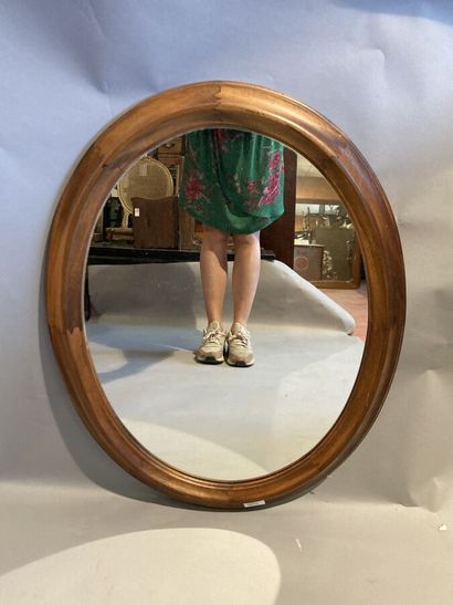 null Miroir ovale en bois naturel mouluré. 

76 x 60 cm.