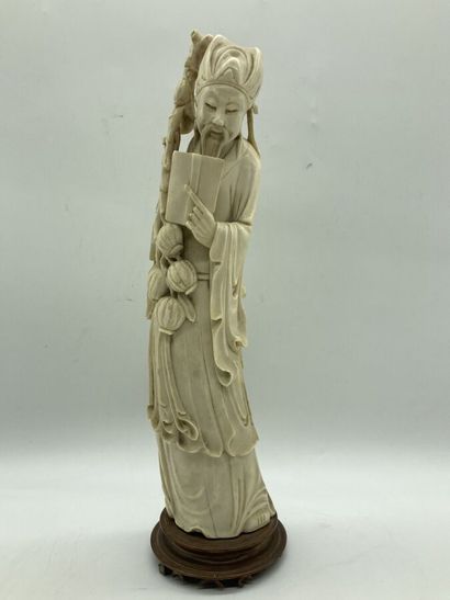 null Okimono en ivoire sculpté figurant un sage debout tenant un livre et une branche...