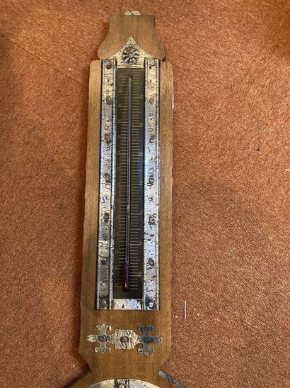 null Important baromètre / thermomètre à décor appliqué en étain. 

H : 114 cm.