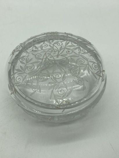 null BACCARAT. Bonbonnière circulaire en cristal à décor gravé de rinceaux. D. 10...