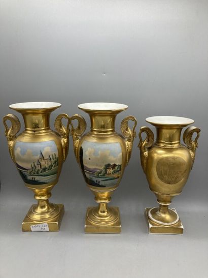 null Paire de vases en porcelaine de Paris à décor polychrome de scènes troubadour...