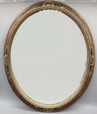 null Miroir ovale en bois laqué et doré à décor floral stylisé. 

Vers 1930. 

56...