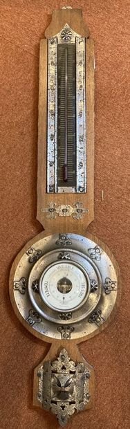 null Important baromètre / thermomètre à décor appliqué en étain. 

H : 114 cm.