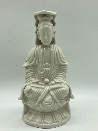 null Blanc de Chine à décor d'une divinité assise sur un socle lotiforme. Accide...