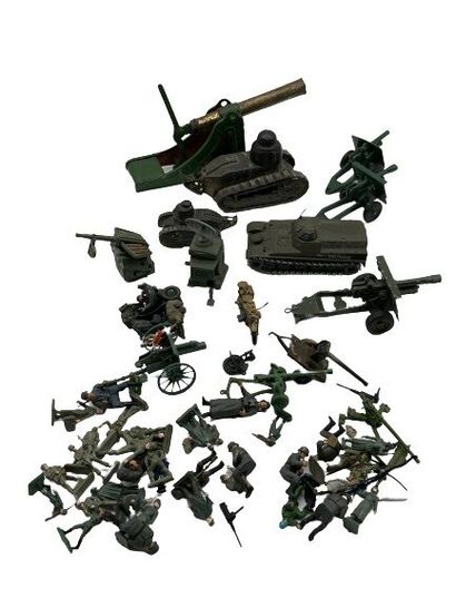 null Lot de soldats et divers: matériel militaire, obusiers, pièces détachées de...