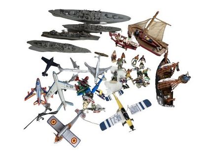 null Lot de figurines de bateaux, pirates et avions.

Plastique, métal, bois.

Etats...