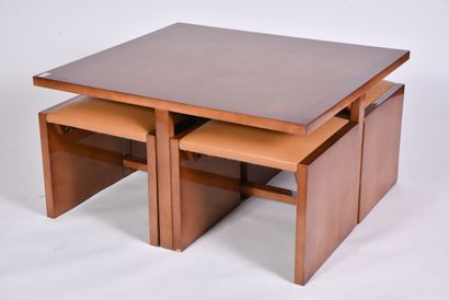 null Table basse en bois verni, piétement à entretoise accompagné d'une série de...