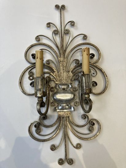 null BAGUES (attributed to)

A pair of two-light sconces in silver-plated wrought...