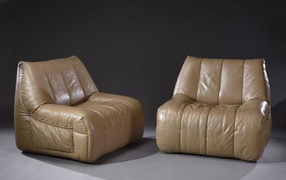 null Sofa and a pair of beige leather armchairs. 

Circa 1970. 

H. 80 cm - W. 130...