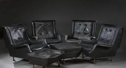  Suite de 4 fauteuils et ses 2 ottomans sur roulettes en cuir noir modèle Régent...