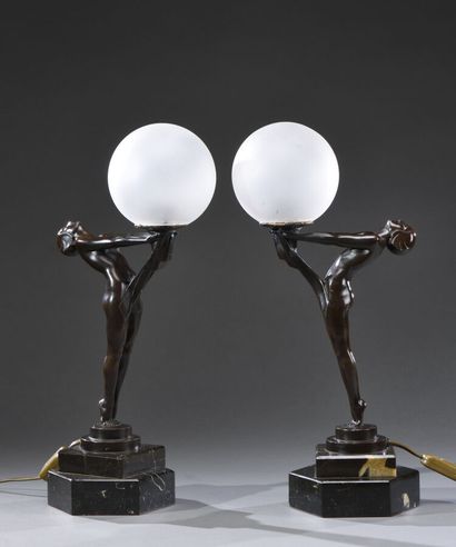 null Max LE VERRIER (1891-1973)

"The Clarity". Pair of lamps in bronze with brown...