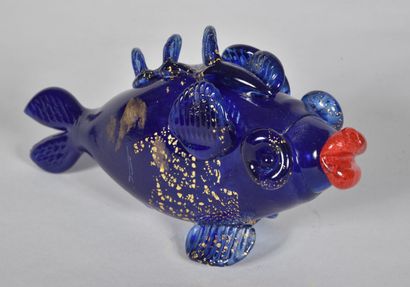  Jean-Claude NOVARO (1943-2015) 
Sculpture-poisson en verre bleu soufflé à inclusions...