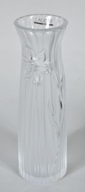 null LALIQUE CRYSTAL

 Daffodil" vase. Proof in pressed white crystal, satin and...