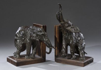  Ary BITTER (1883-1973) & SUSSE FRERES (éditeur) 
" Éléphants ". Paire de serre-livres...