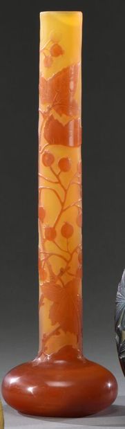  ETABLISSEMENTS GALLE (1904 -1936) 
Vase à panse renflée et long col tubulaire. Épreuve...