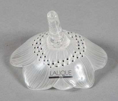 null LALIQUE CRYSTAL

"Open Anemone", created in 1931. Proof in pressed white moulded...