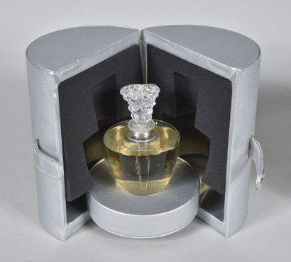 null CRYSTAL LALIQUE

Fleurs de cristal" perfume bottle. Proofs in white blown and...