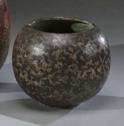  Claudius LINOSSIER (1893-1953) 
Vase en dinanderie de métal à corps sphérique sur...