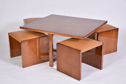 null Varnished wood coffee table, base with struts, accompanied by a series of stools...