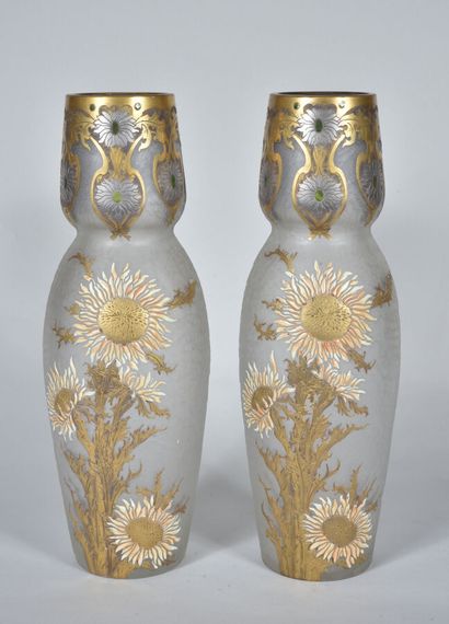 null LEGRAS

Pair of sunflower vases with obusal body in white glass. Decorated with...