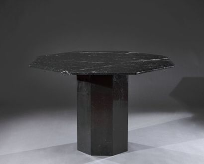 null Octagonal marble "marquina" dining table. 

Italian work. 

 H 74 cm - L 113...
